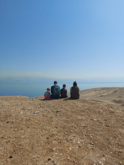 יום כיף לכל המשפחה בלב ים המלח מבקרים בהרי ים המלח